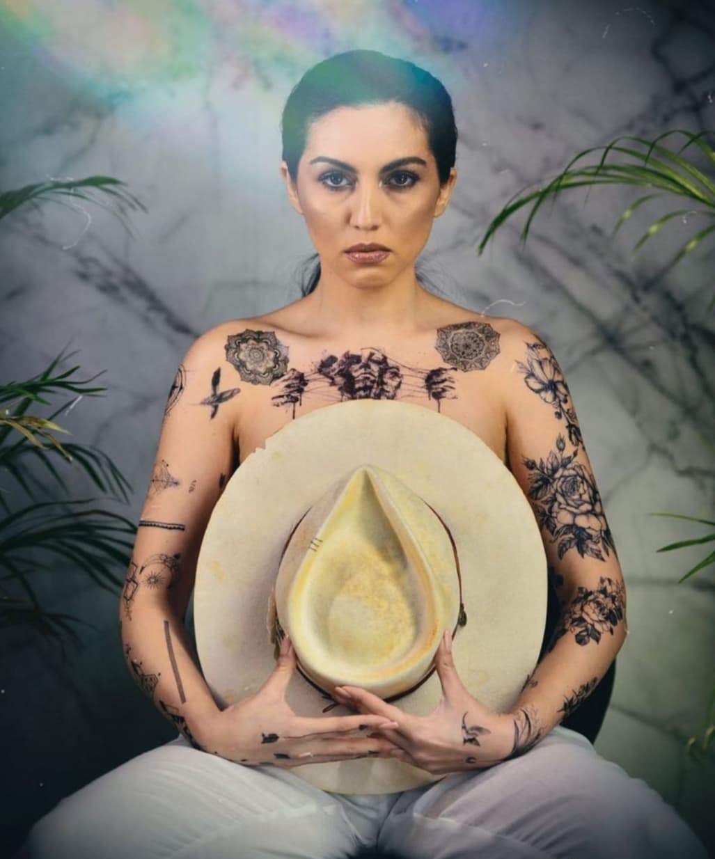 Doinița Oancea s-a fotografait cu o pălărie pe sâni și cu multe tatuaje