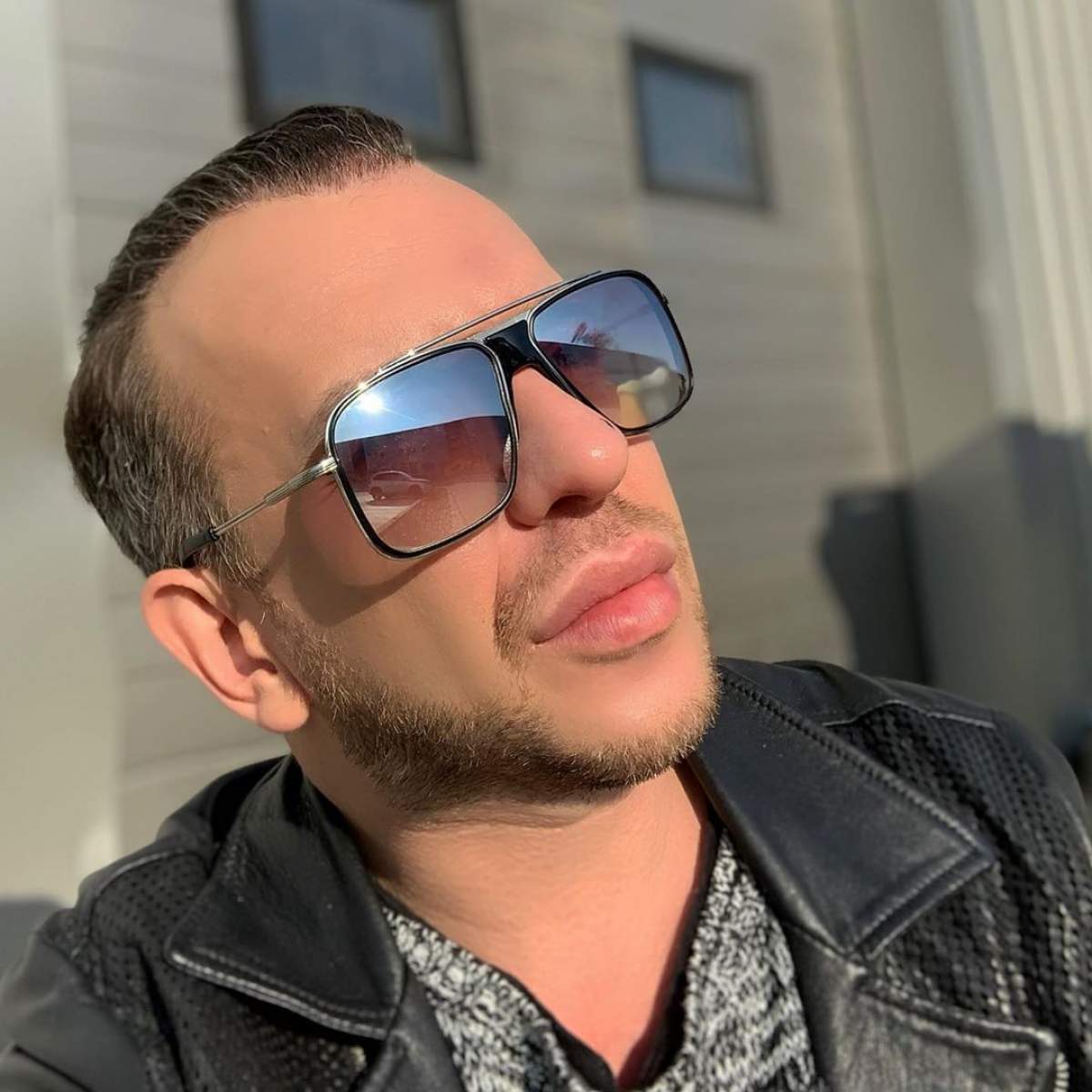 Stephan Pelger și-a făcut un selfie, în lumina soarelui, purtând ochelari