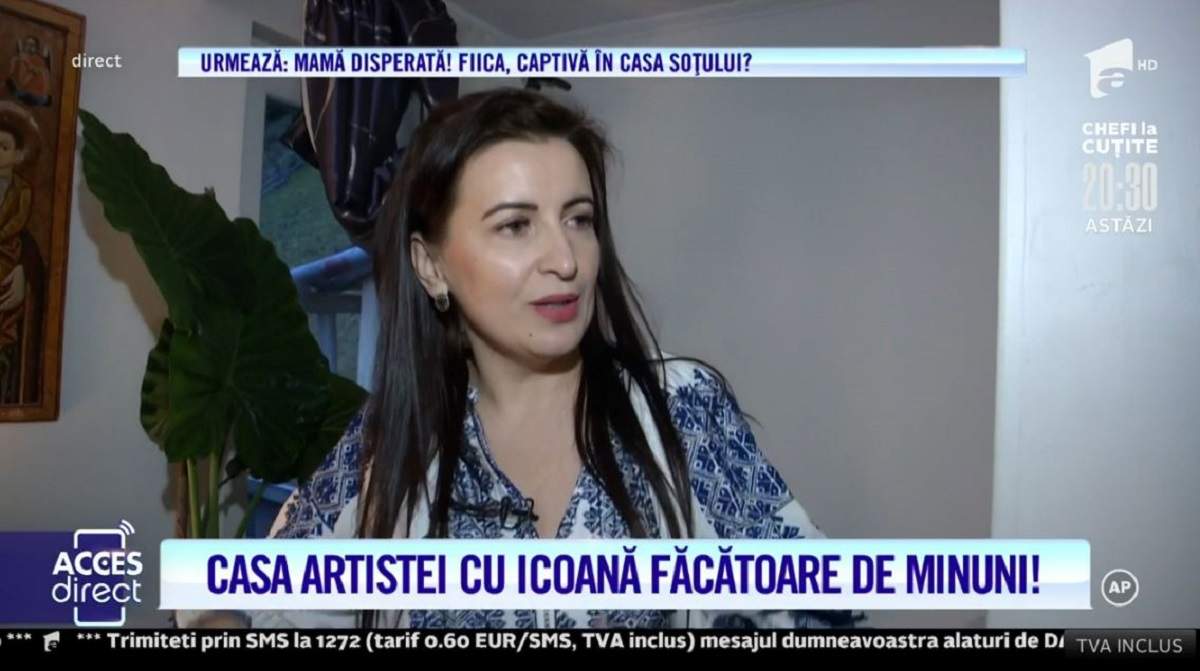 Ionela Bran se află în casa ei din munți. Artista poartă o ie.