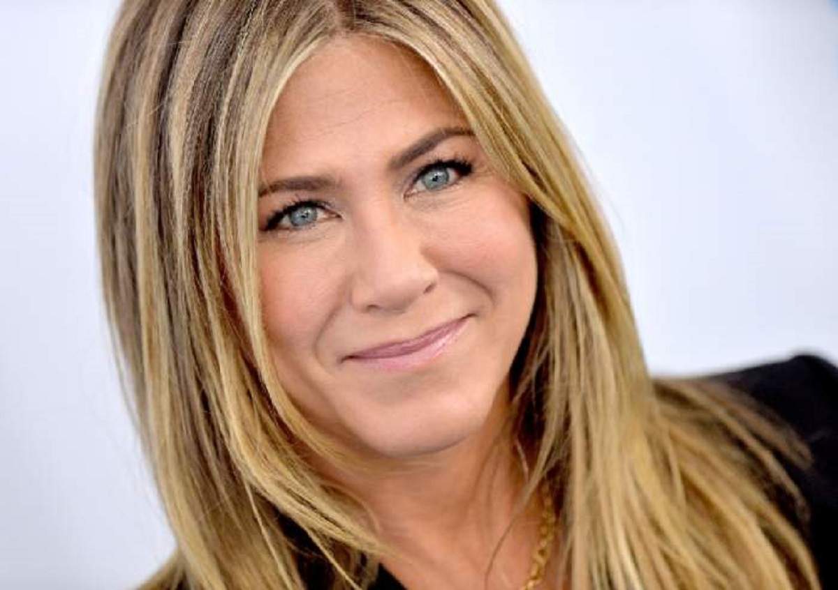 Jennifer Aniston este machiata simplu si are parul desprins