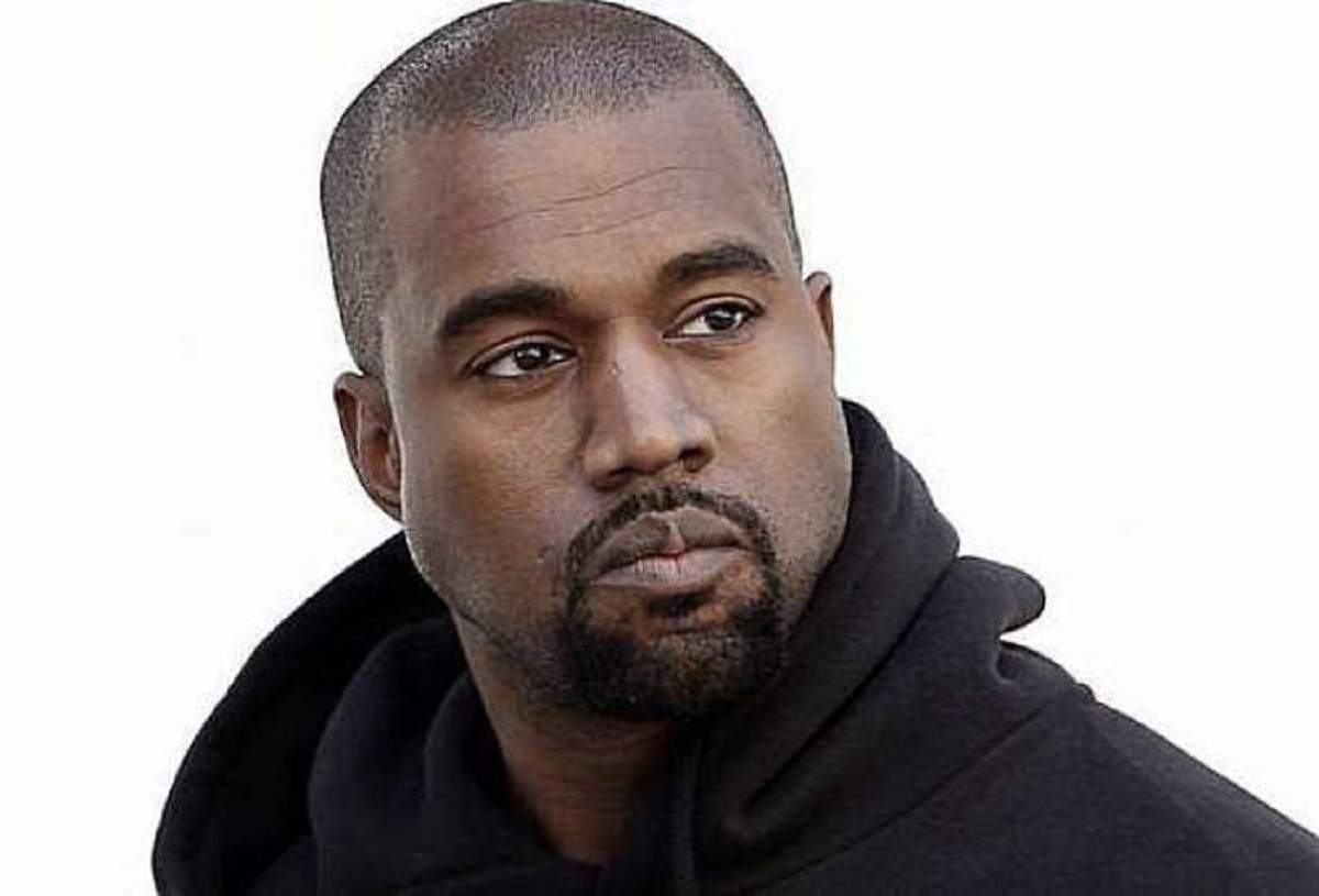 Kanye West poarta o haina neagra