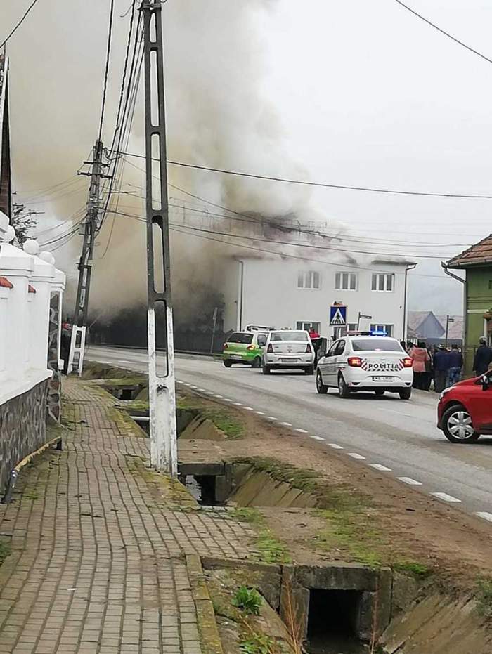 Incendiu violent la o școală din Alba. Elevii se aflau la cursuri când au izbucnit flăcările