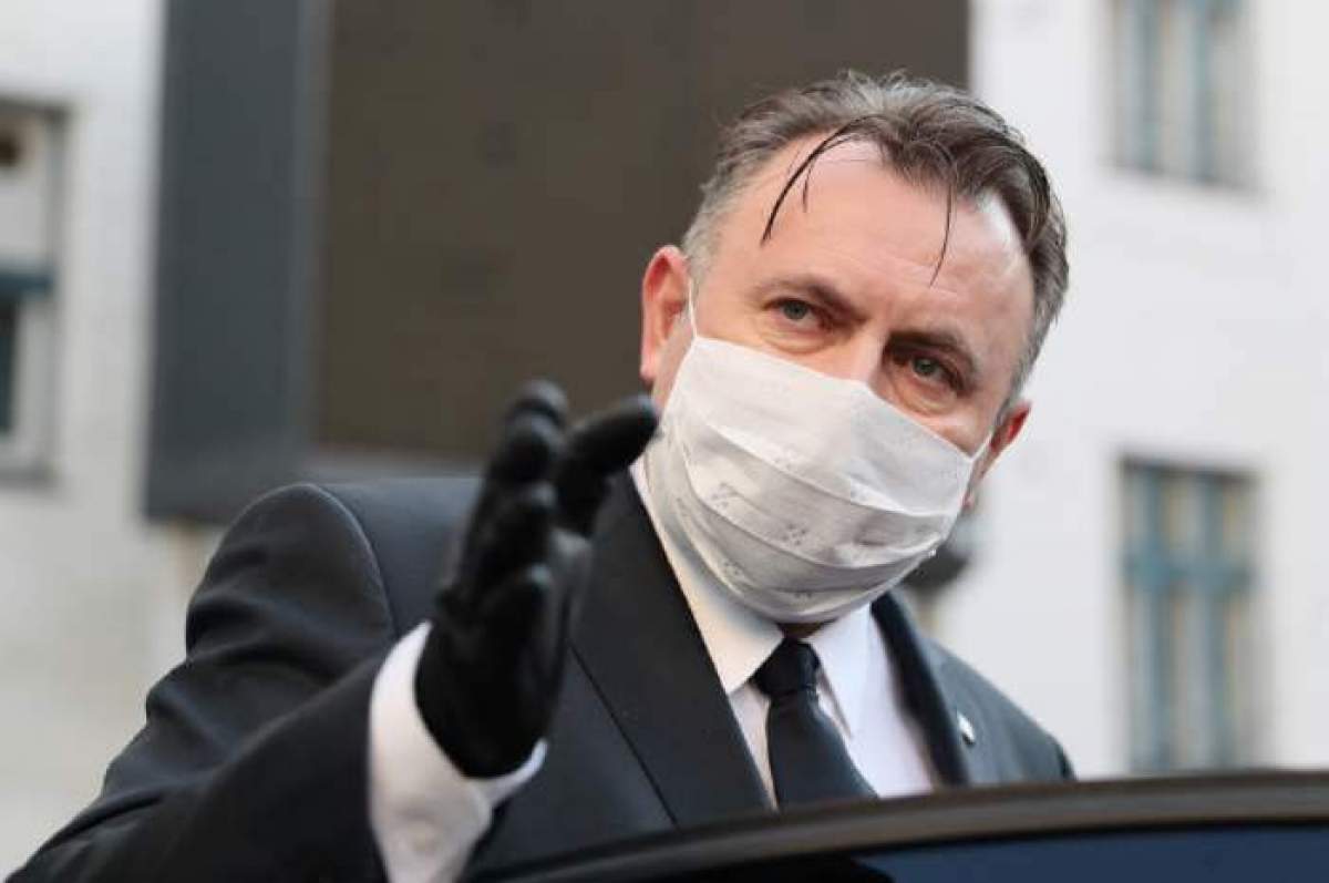 Nelu Tătaru, surprins cu masca pe față și mănuși în mână, în timp ce explica ceva
