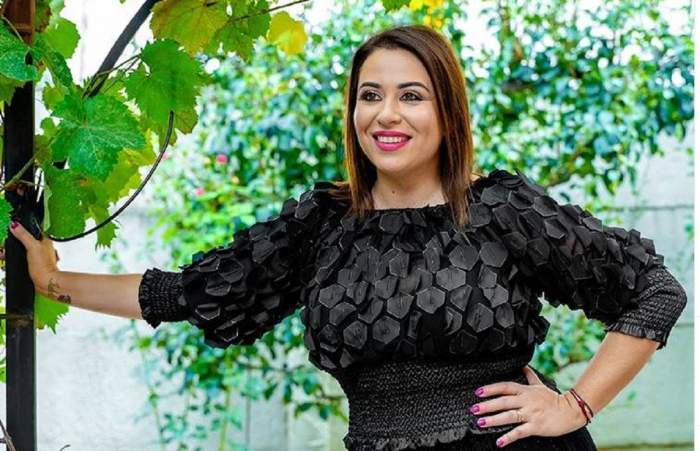 Oana Roman poarta o rochie neagra