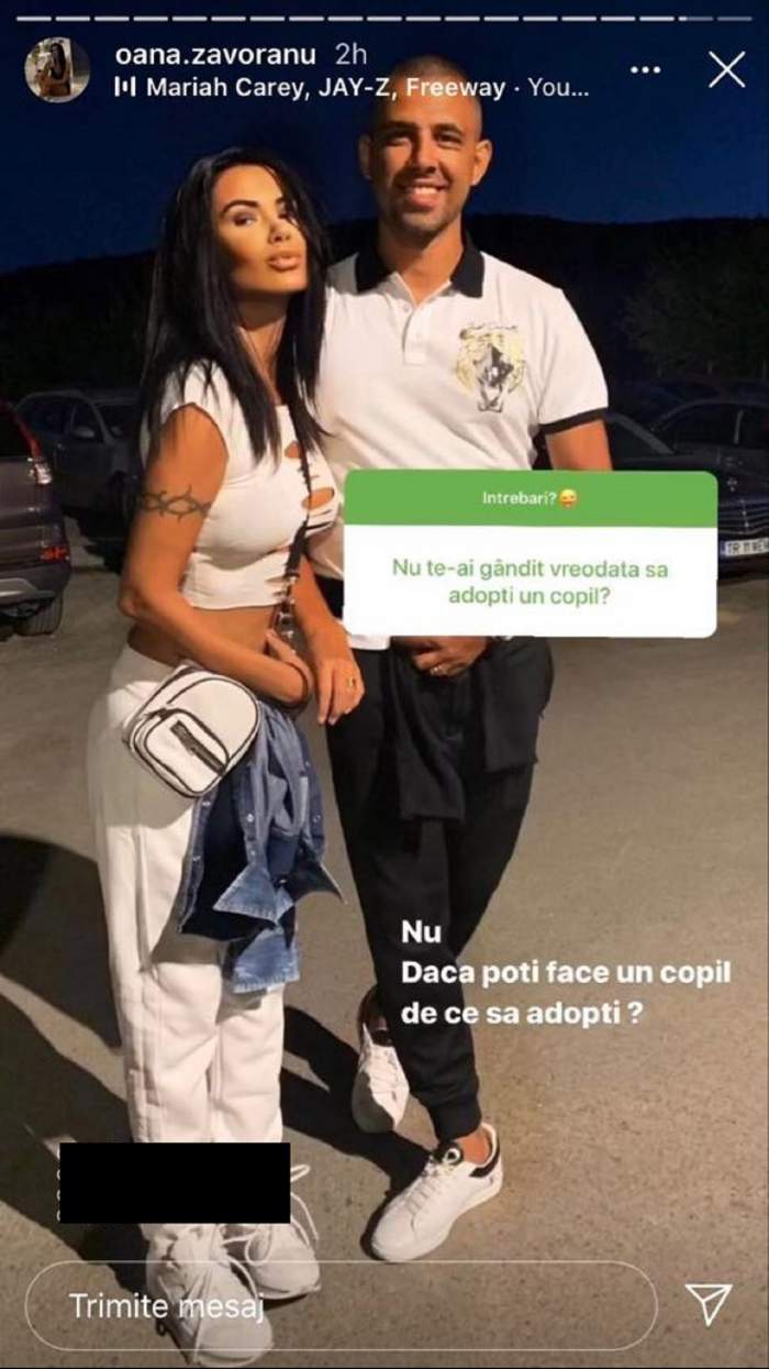 Oana Zăvoranu și Alex Ashraf stau în picioare, unul lângă altul. Ea e îmbrăcată în alb din cap până în picioare, iar el poartă un tricou alb și pantaloni negri.
