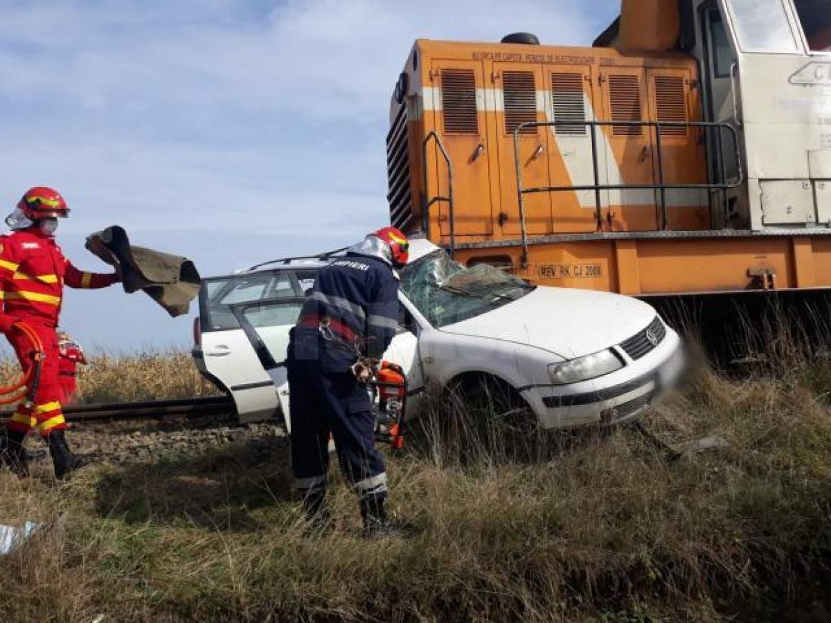 Mașină zdrobită de un tren în Suceava. Doi bărbați au decedat