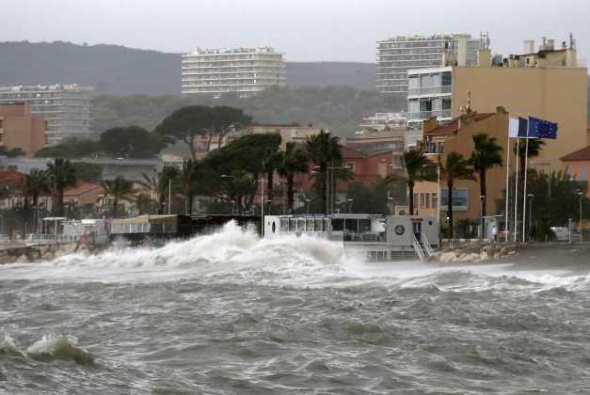 Pompier mort și 19 persoane date dispărute. Inundațiile din Franța și Italia au distrus tot ce le-a stat în cale / FOTO