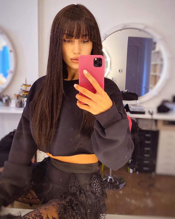 Alina Eremia și-a pus perucă brunetă.