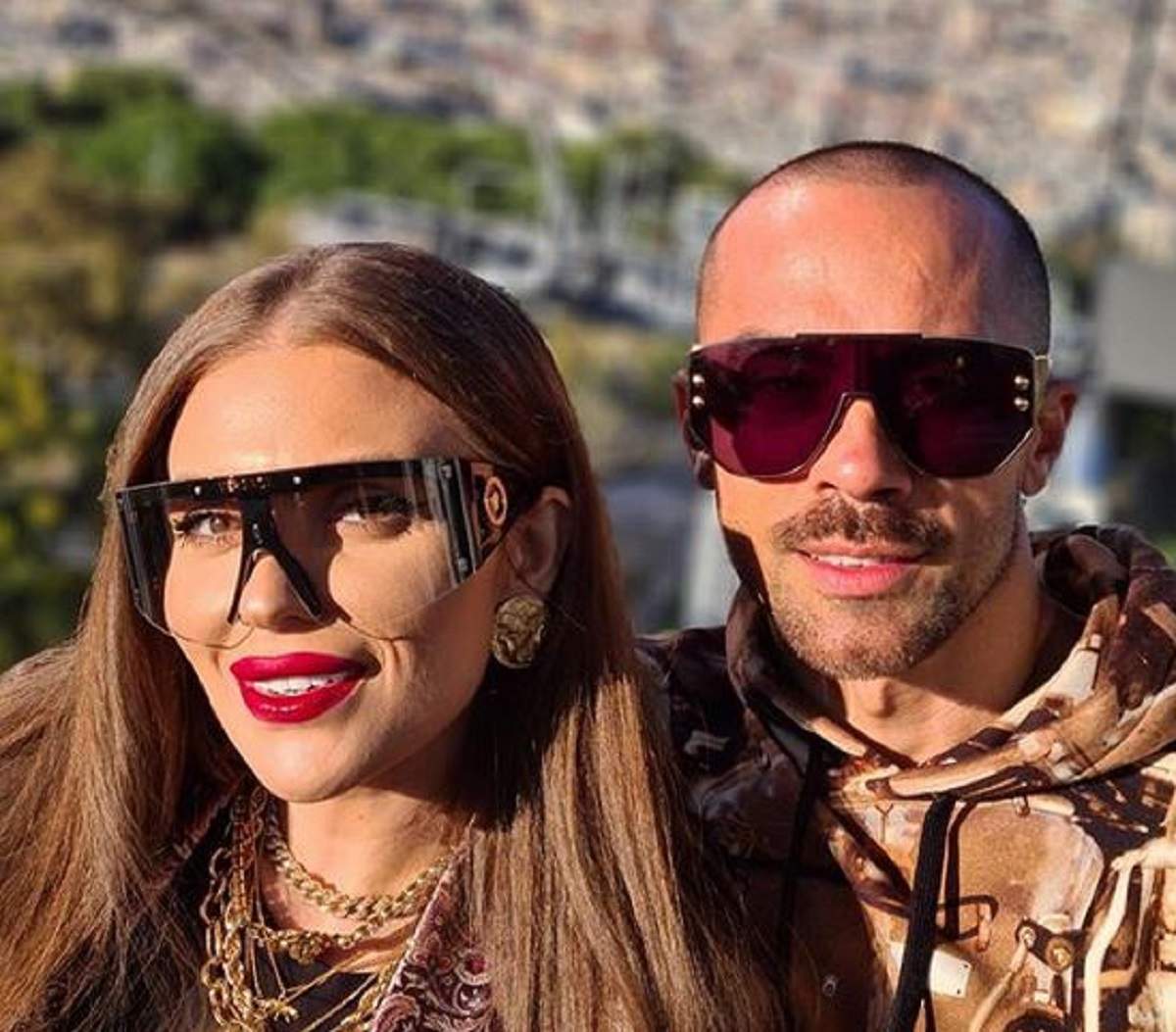 Oana Radu și partenerul ei, Cătălin, în vacanță. Cei doi poartă ochelari de soare.