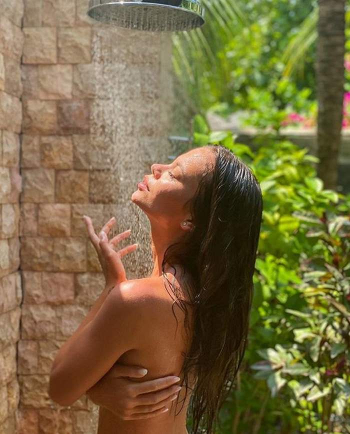 Denisa Hodișan își face duș afară. Vedeta își ascunde sânii cu brațele