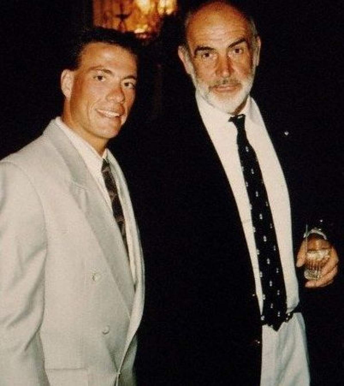 Jean-Claude Van Damme s-a fotografiat cu Sir Sean Connery, care ține un pahar în mână