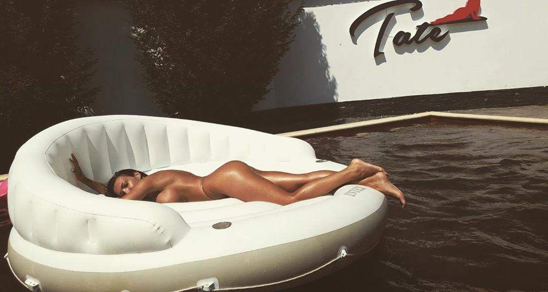 Larisa Bercea s-a fotografiat aproape goală în piscina lui Tristan Tate