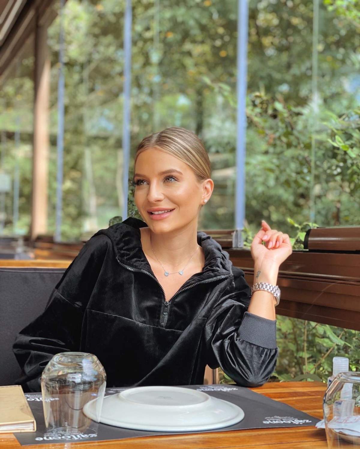 Fotografie cu Ana Baniciu, într-un restaurant, îmbrăcată în negru