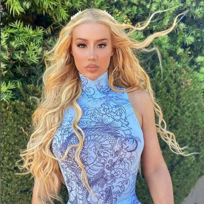 Iggy Azalea poarta o rochie albastra si are parul lung si blond deschis