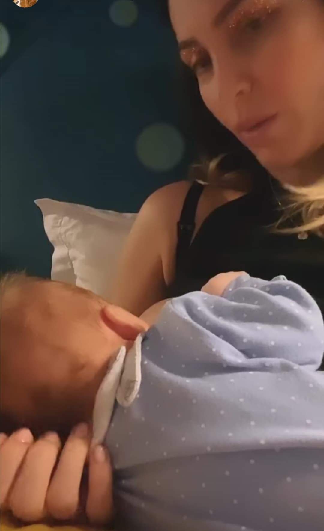Nicoleta Dragne a apărut pe internet în timp ce-și alăptează copilul