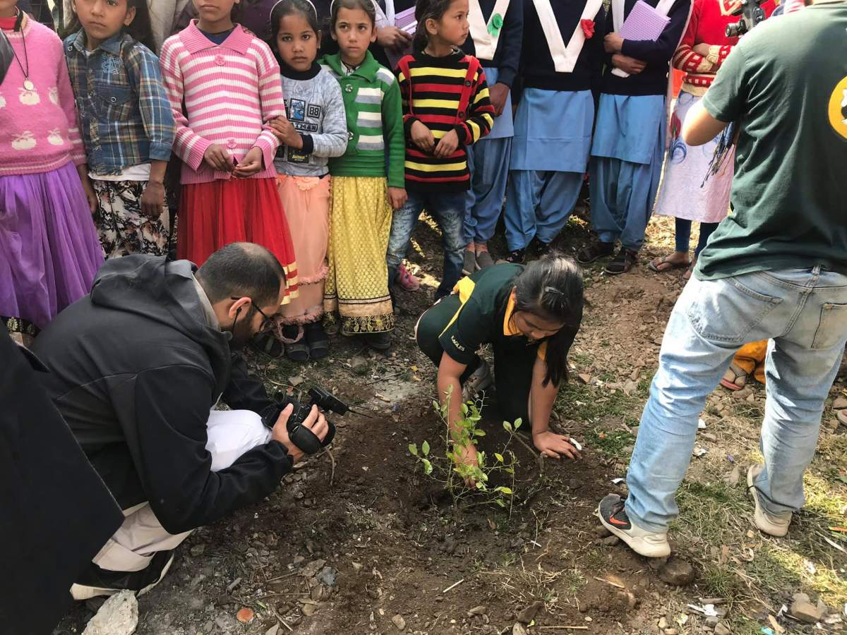 O fetiță de 9 ani este hotărâtă să schimbe lumea. De ziua ei, a plantat 240.000 de copaci