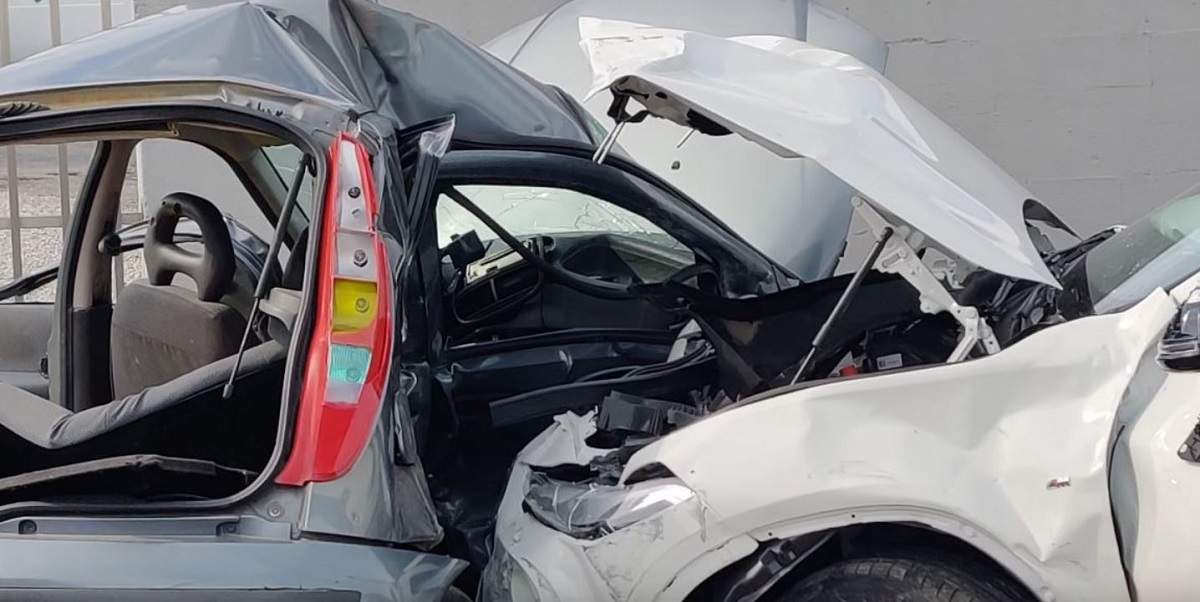 Accident în Italia. Două mașini s-au ciocnit puternic.