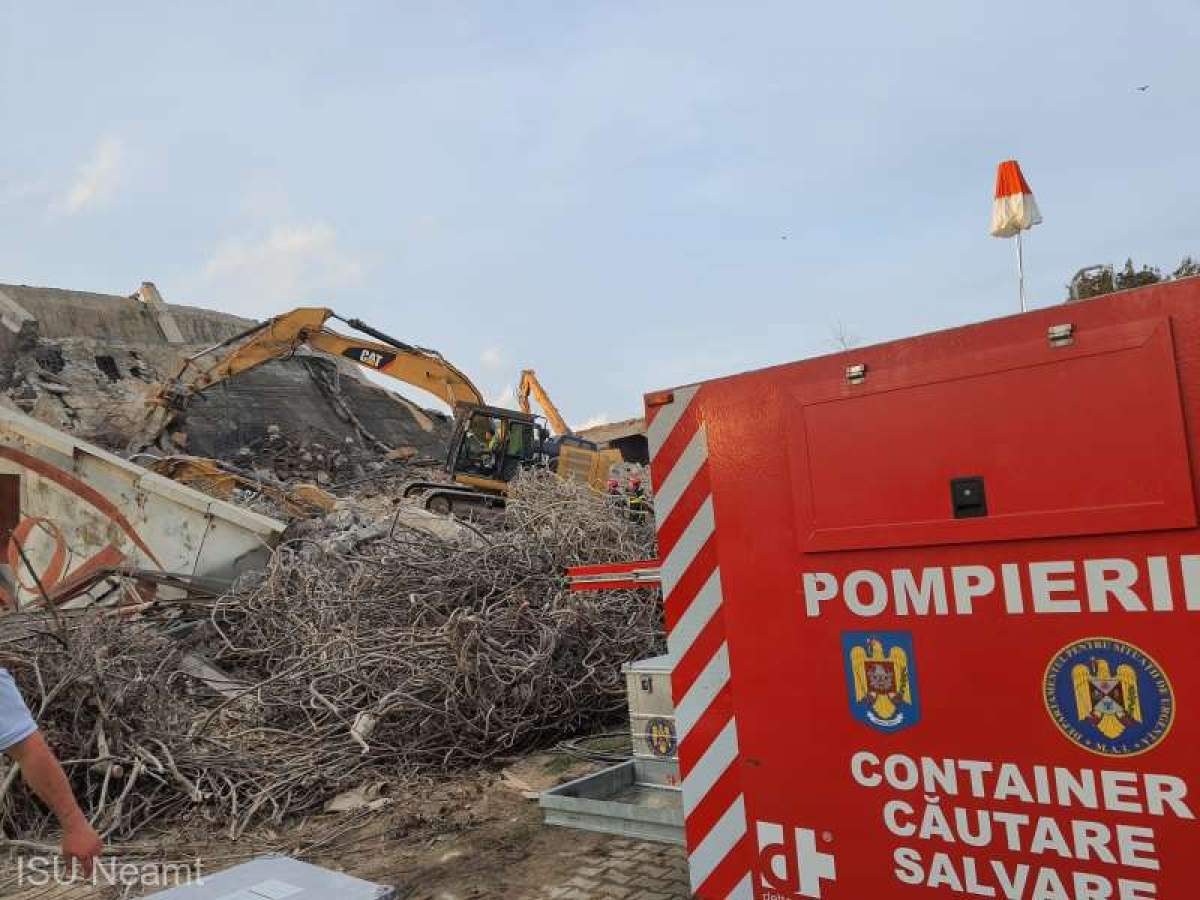 Accident de muncă tragic, în Neamț! Șofer de escavator, mort sub dărâmături
