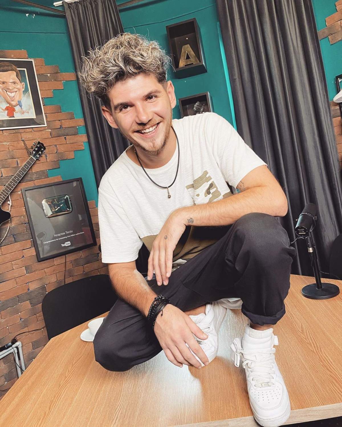 Cuza pe o masă la studio.