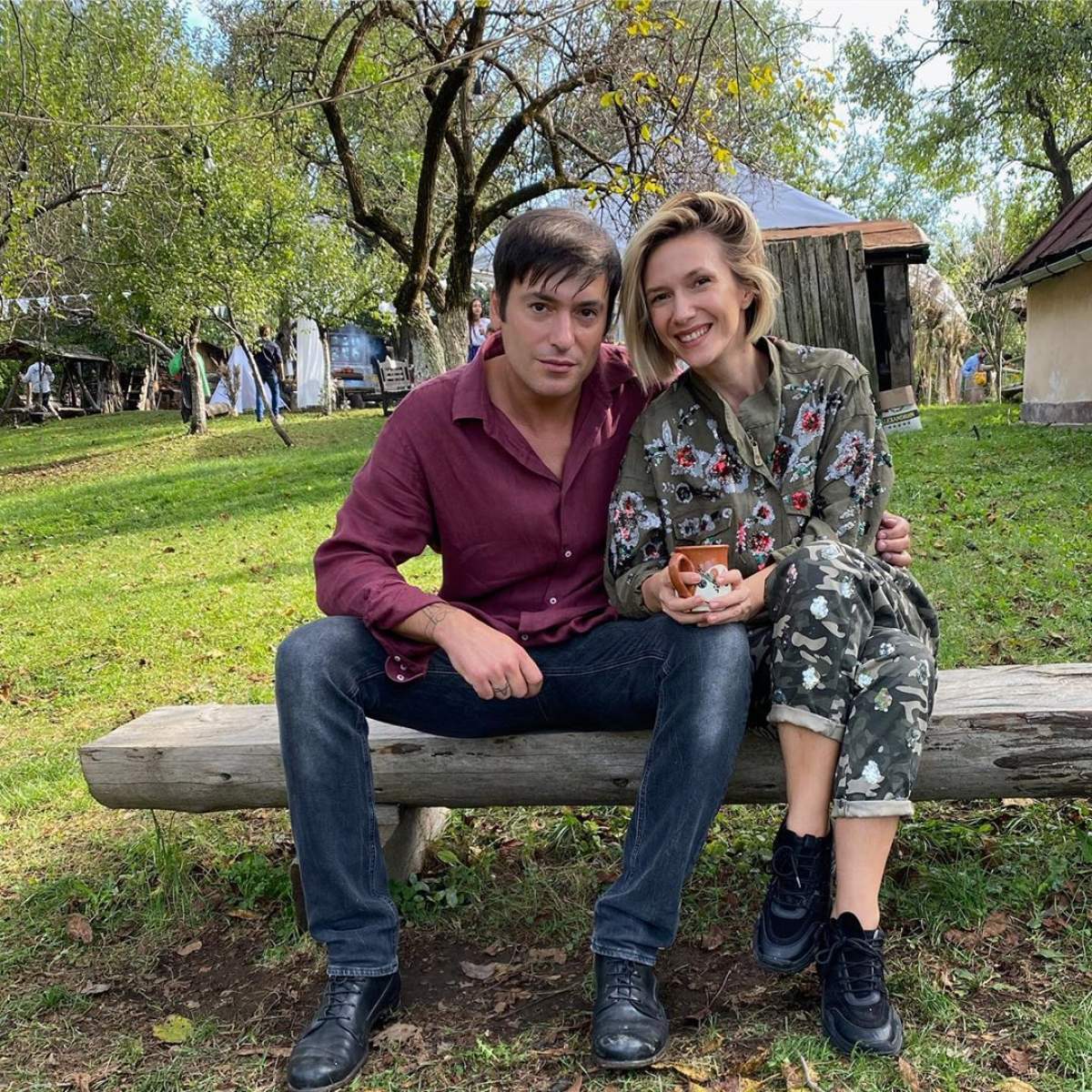 Fotografie cu Adela Popescu și Radu Vâlcan, în natură, îmbrățișați
