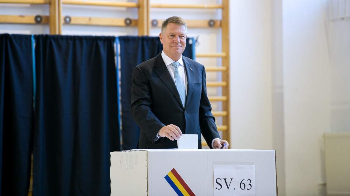Klaus Iohannis votează la alegerile prezidențiale din 2019