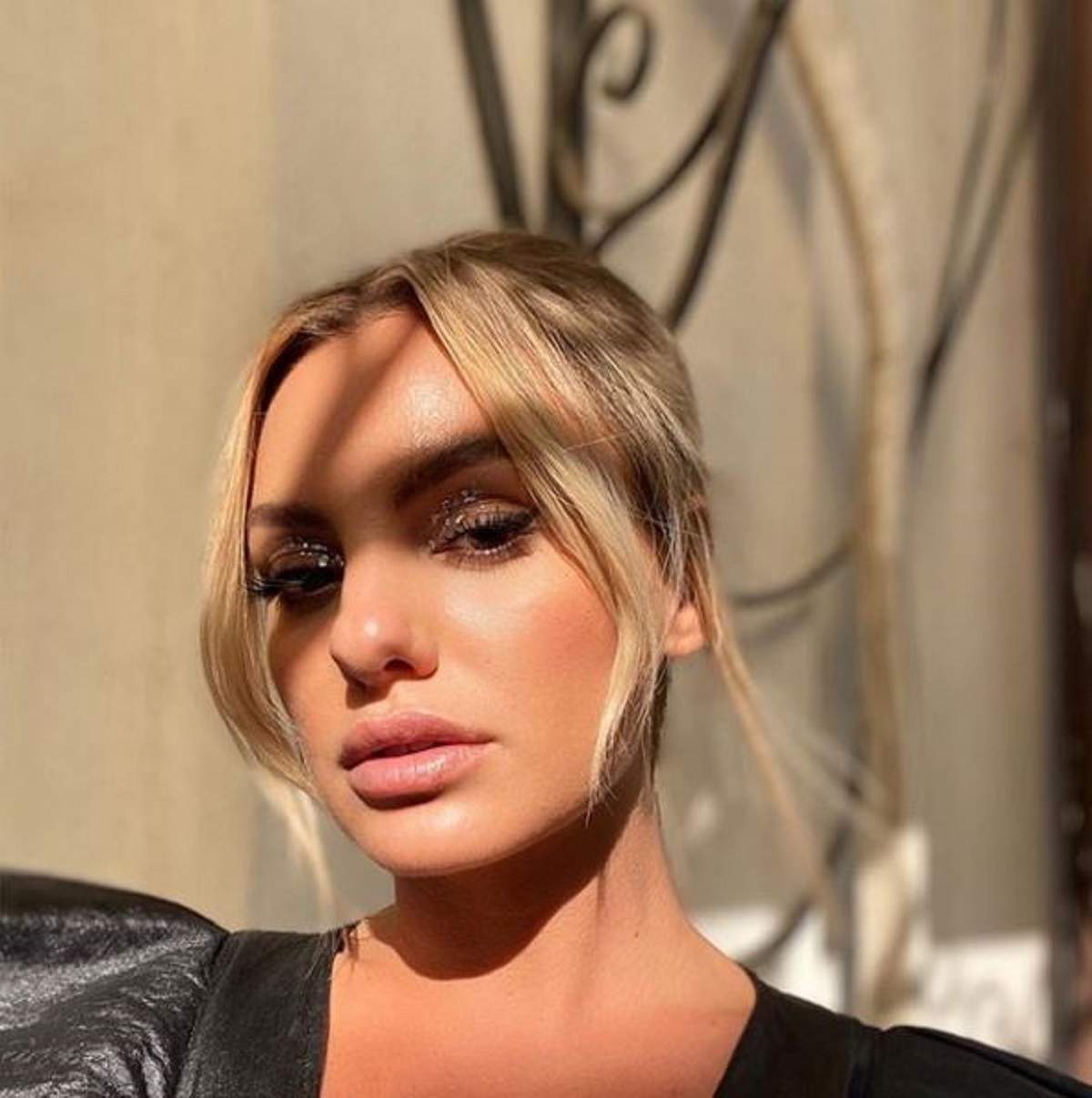 Alexandra Stan este machiata simplu si are parul prins