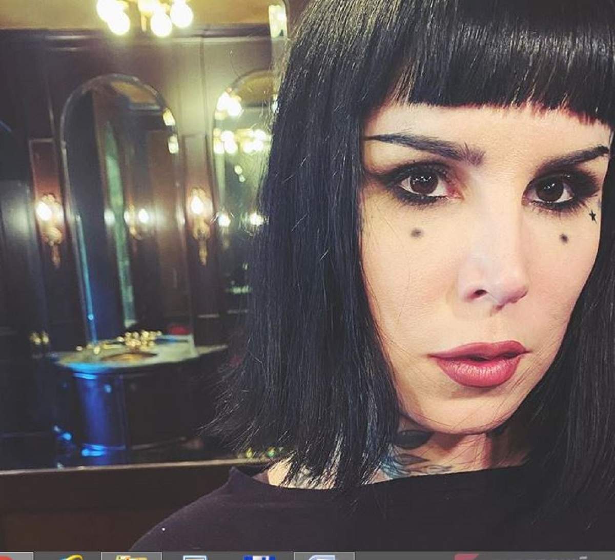 Kat Von D are parul scurt, desprins si poarta o bluza neagra