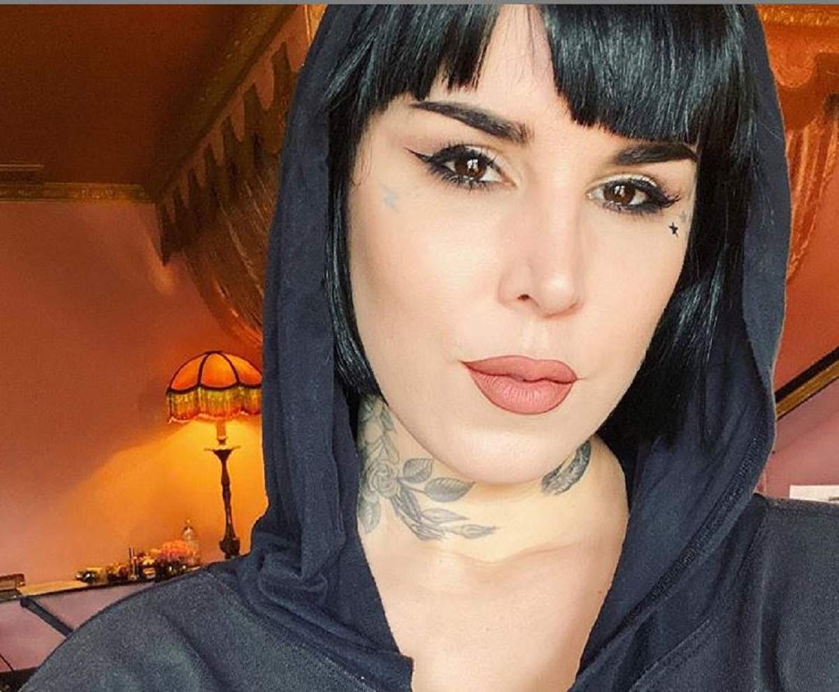 Kat Von D este machiata simplu, are parul prins si un tricou negru