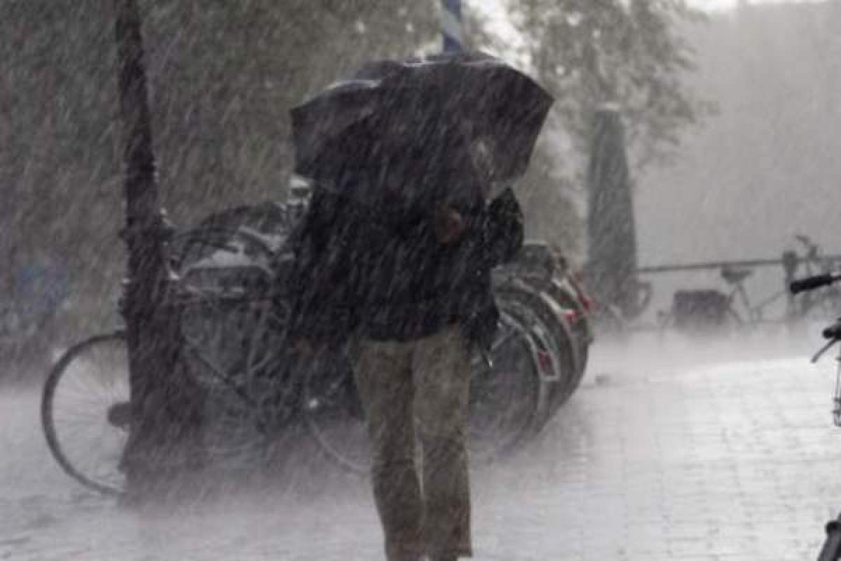 Ploi torențiale în mai multe zone din țară, până sâmbătă. În ce județe au emis meteorologii cod portocaliu