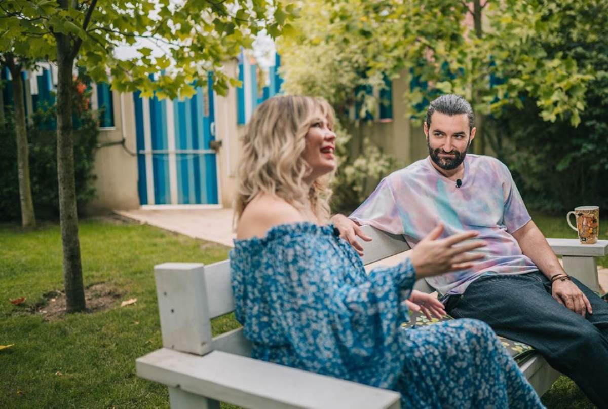 Smiley și Gina pe canapea.