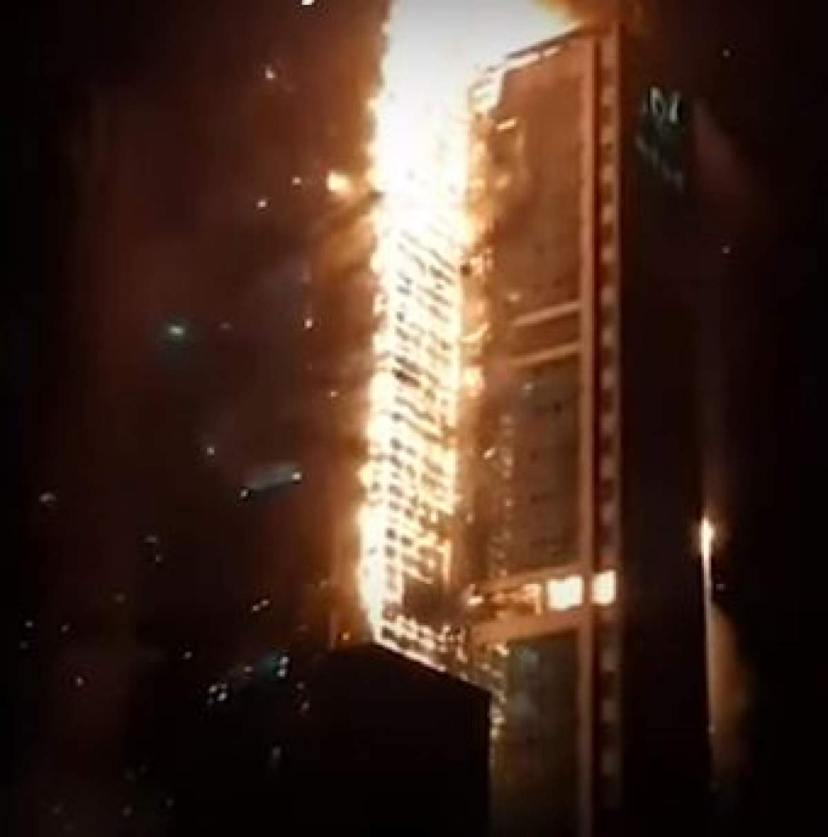 Bloc de 33 de etaje, cuprins de flăcări. Peste 100 de apartamente distruse
