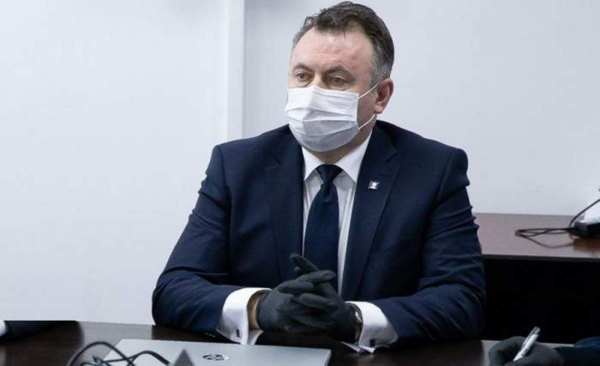 Nelu Tătaru oferă un interviu cu mască și mănuși de protecție