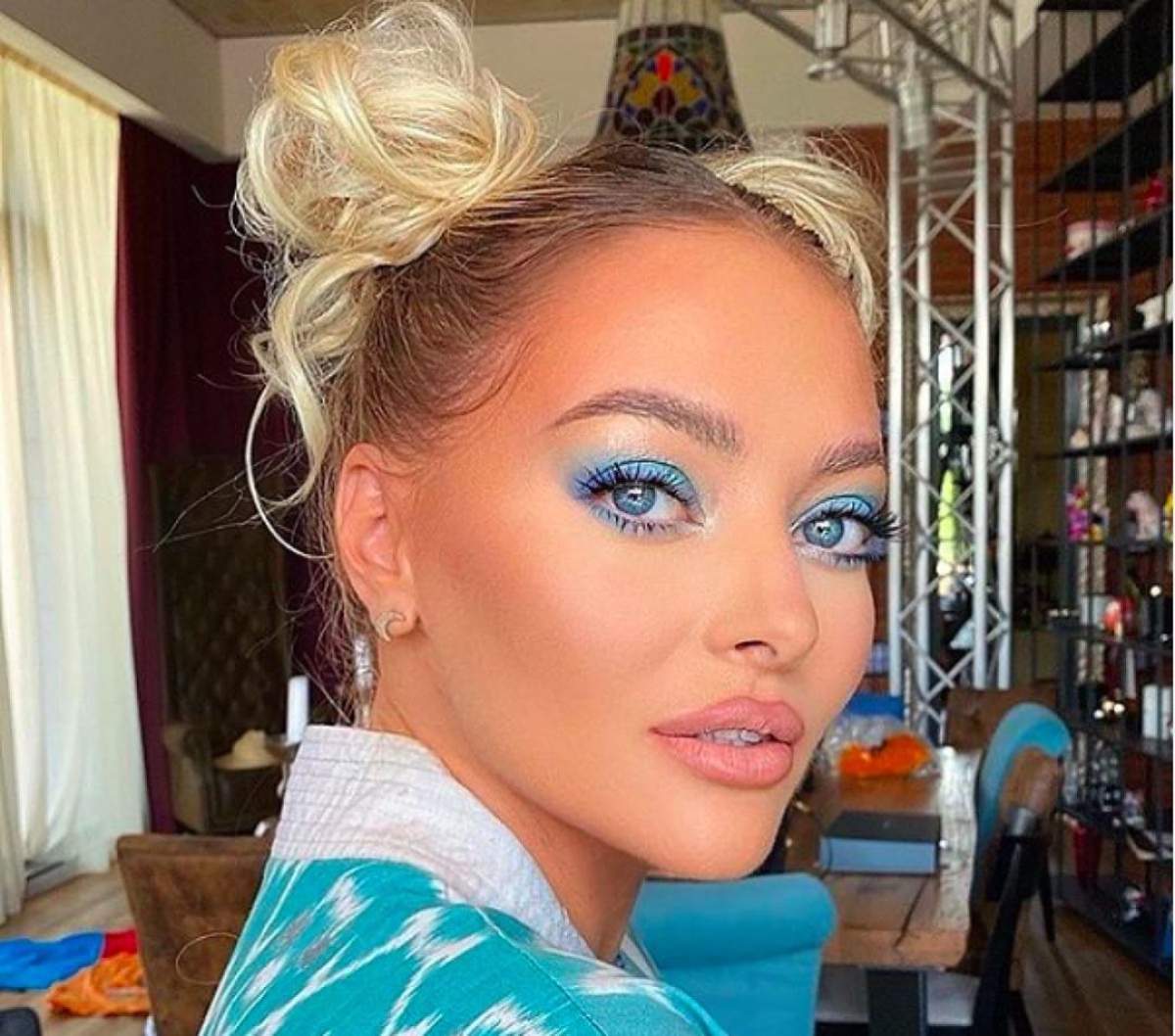 Delia machiată cu albastru.