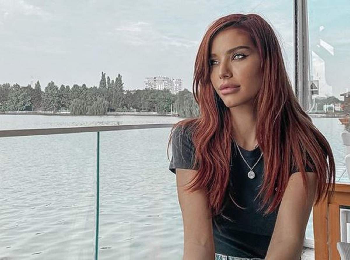 Carmen Grebenișan poartă un tricou negru. Vedeta se află la un restaurant pe lac.