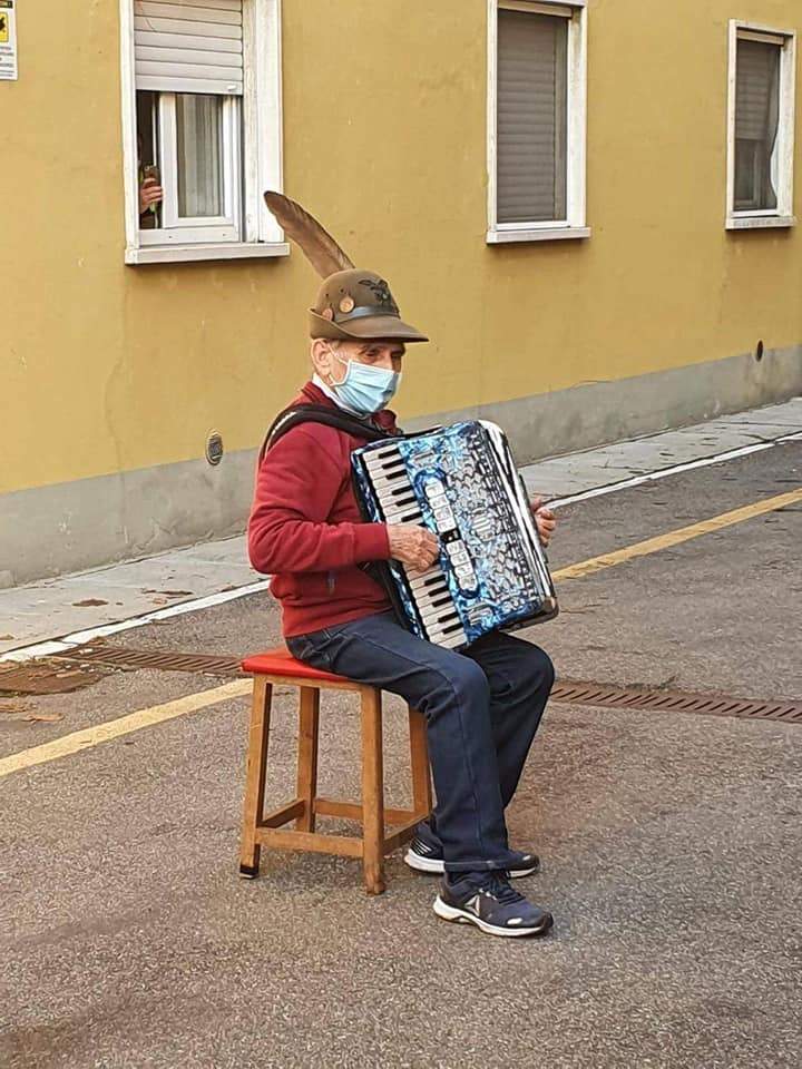 Gestul impresionant al unui bătrânel din Italia pentru soția sa internată în spital! I-a cântat serenade din stradă/ FOTO