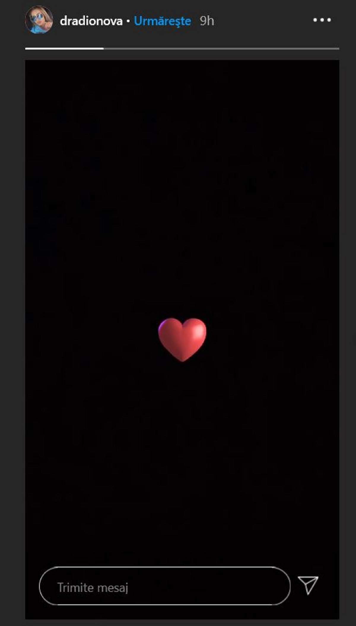 Daria a postat o inimă pe un fundal negru pe Instagram.