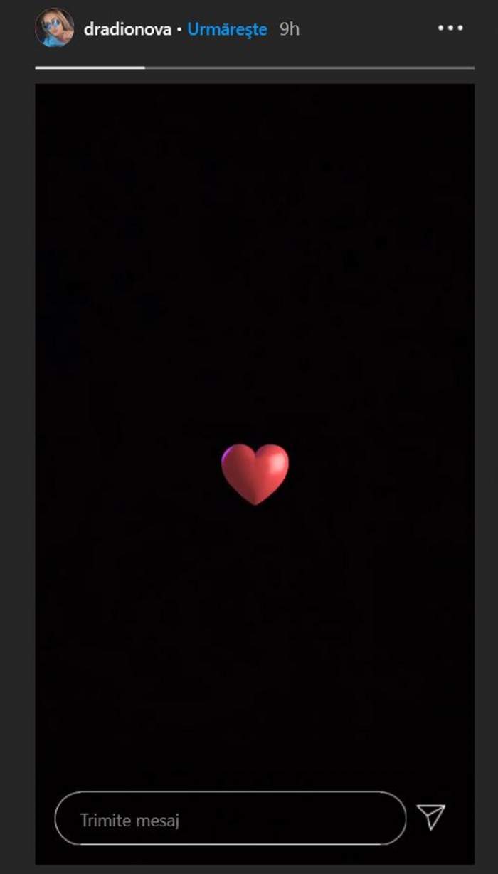 Daria a postat o inimă pe un fundal negru pe Instagram.