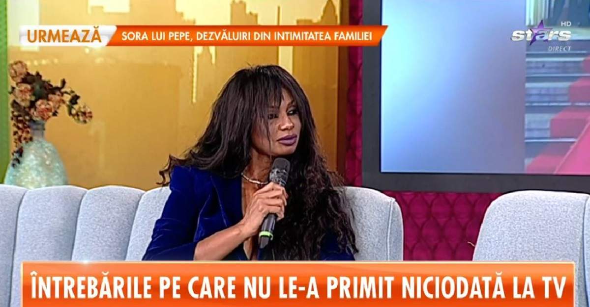 Laurette se află pe canapeaua de la Star Matinal. Artista poartă o rochie de culoare albastru închis.