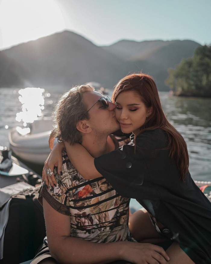 Carmen Grebenișan și Alex Militaru, fotografiați îmbrățișați, pe apă