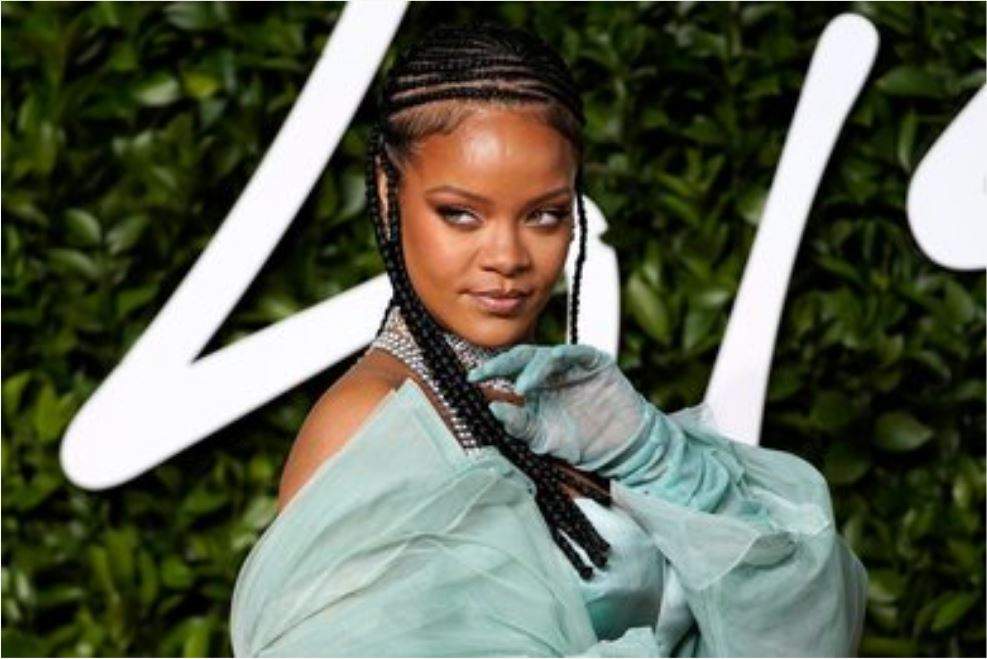 Rihanna refuză să respecte regulile, în plină pandemie de COVID-19! Cum a fost suprinsă vedeta pe stradă! / FOTO