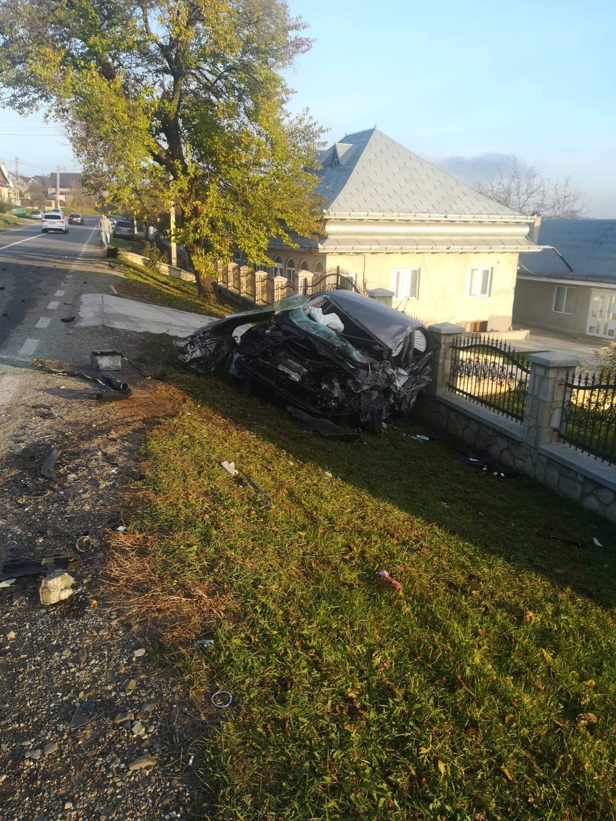 Accident teribil în Botoșani!  O fată de 16 ani a fost prinsă sub dărâmituri, după ce un șofer a intrat cu TIR-ul în casă / FOTO