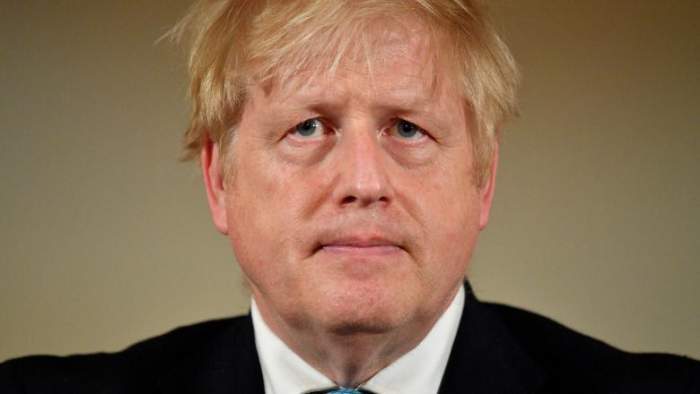 Premierul Boris Johnson poarta costum