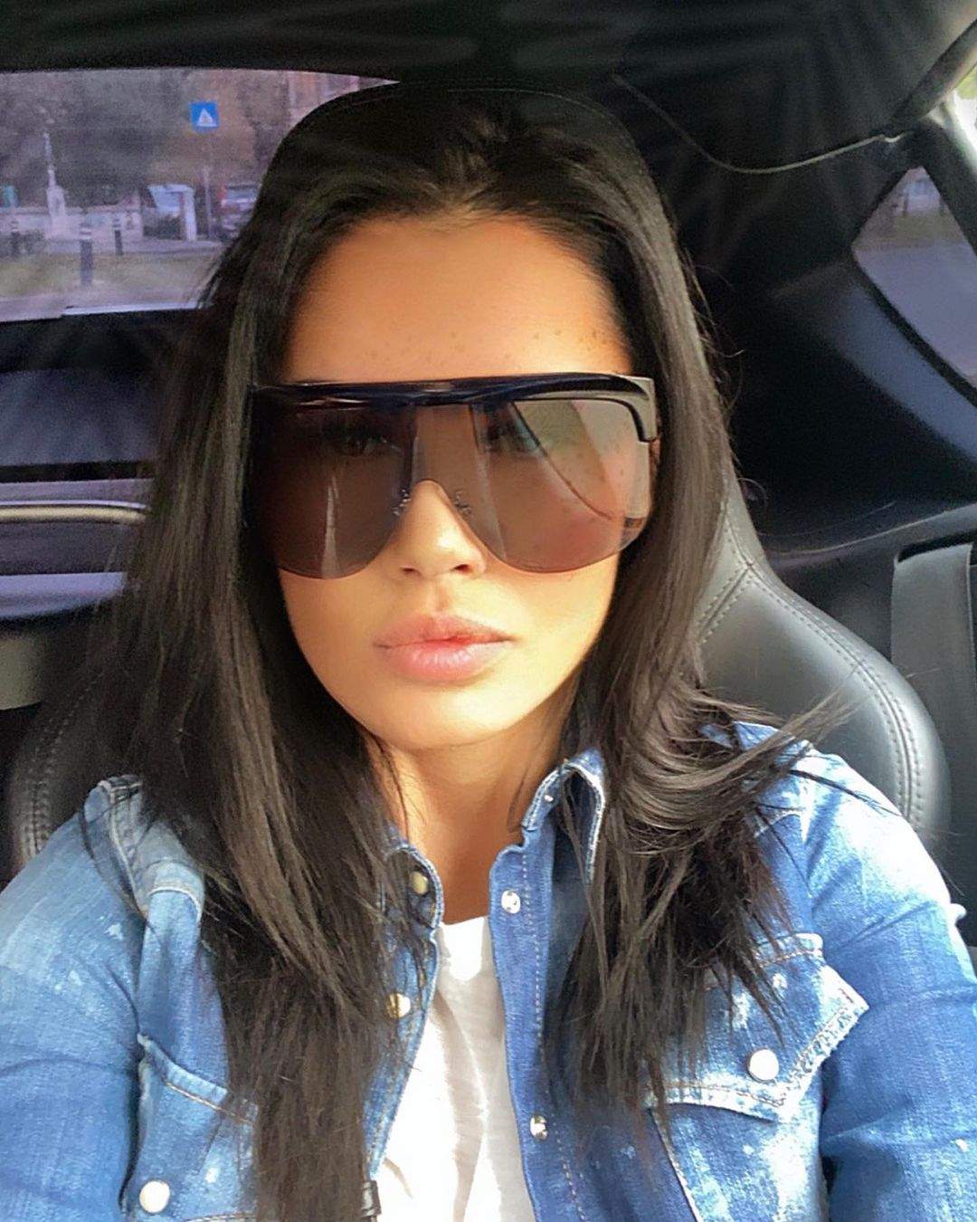 Oana Zăvoranu și-a făcut un selfie în mașină, purtând ochelari de soare