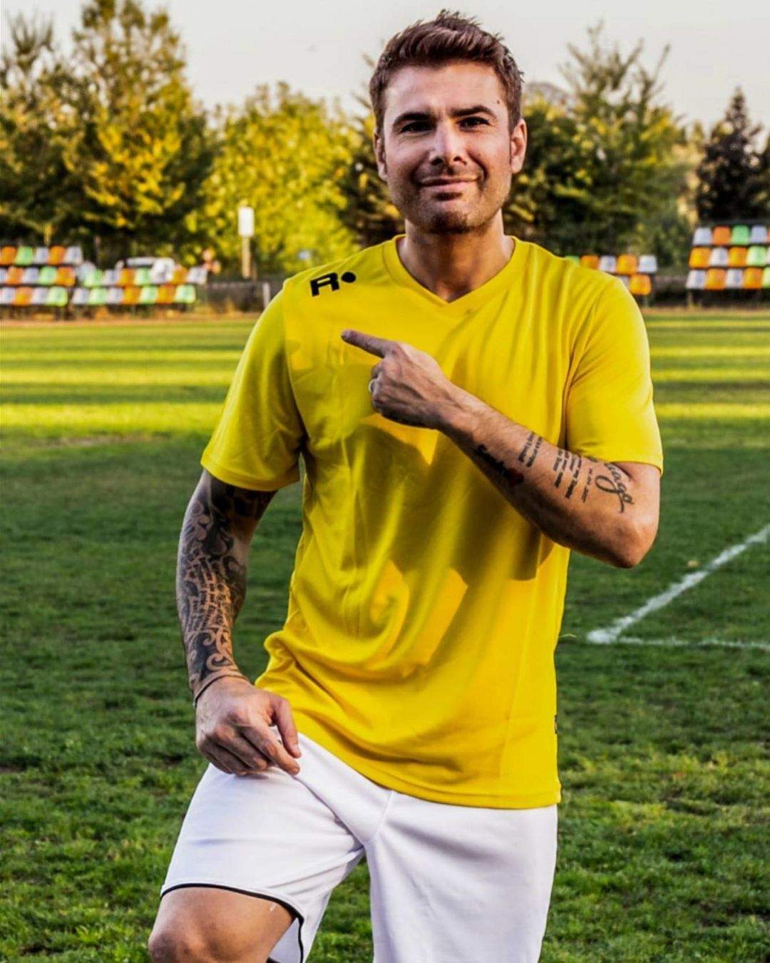 Adrian Mutu, fotografiat pe terenul de fotbal