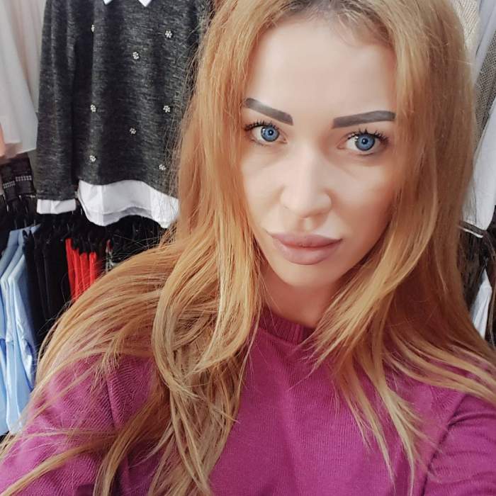 Oana cu bluza roz si sprancenele tatuate.