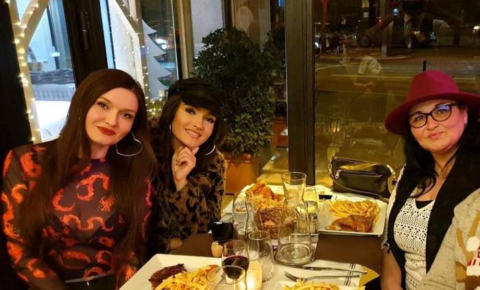Viviana Sposub se află alături de sora și mama ei. Cele trei se află într-un restaurant.