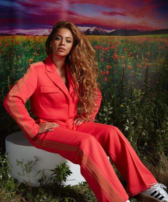 Beyonce într-un outfit roz