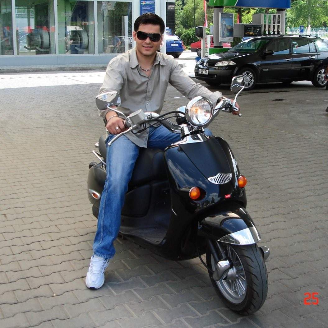 Liviu Vârciu s-a fotografiat pe motocicletă, cu mulți ani în urmă