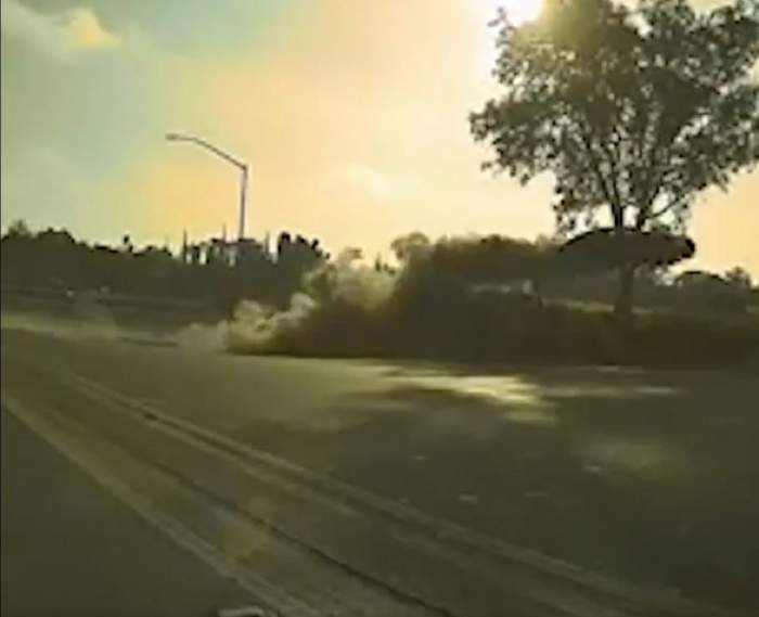 Un șofer din California a zburat cu mașina, în urma unui accident copiat parcă din filmele americane! / FOTO