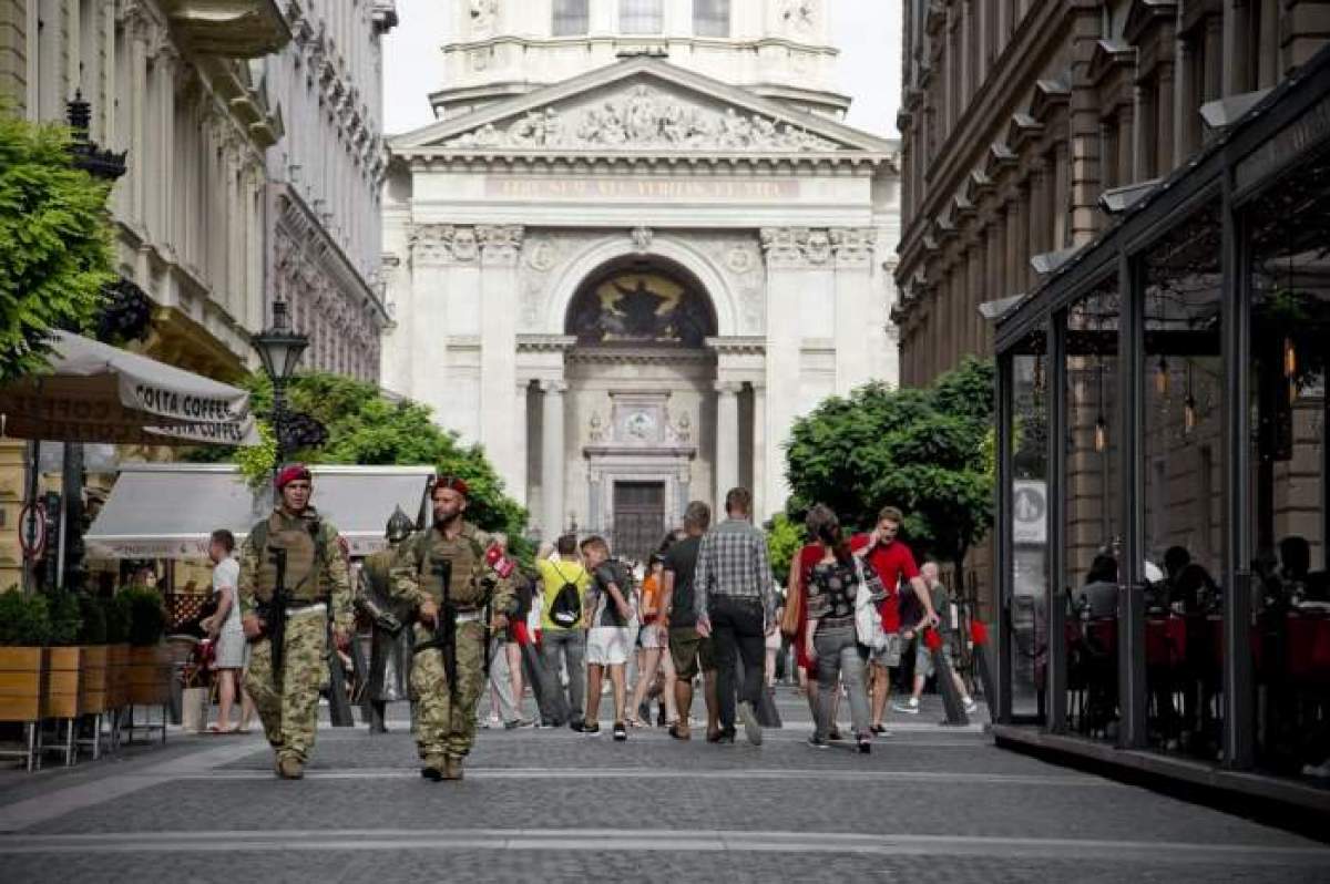 Oamenii merg pe strada in Ungaria